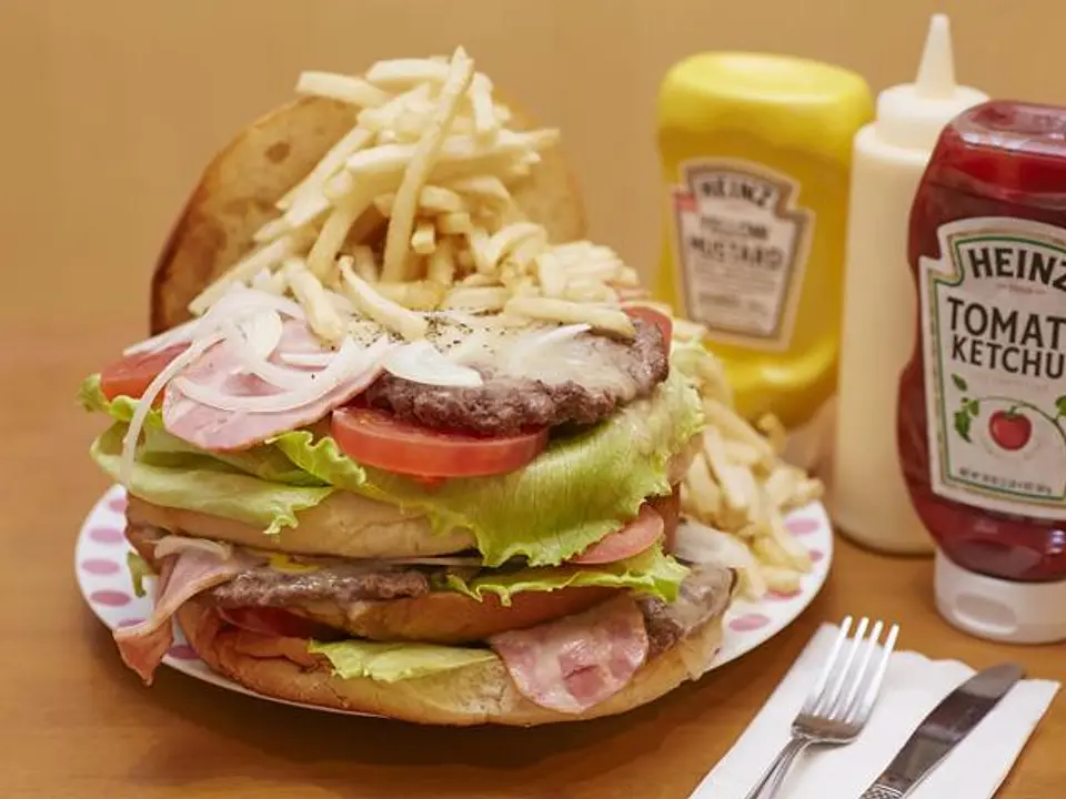 総重量は3kg、1日30食限定のメガトンヨコスカネイビーバーガー