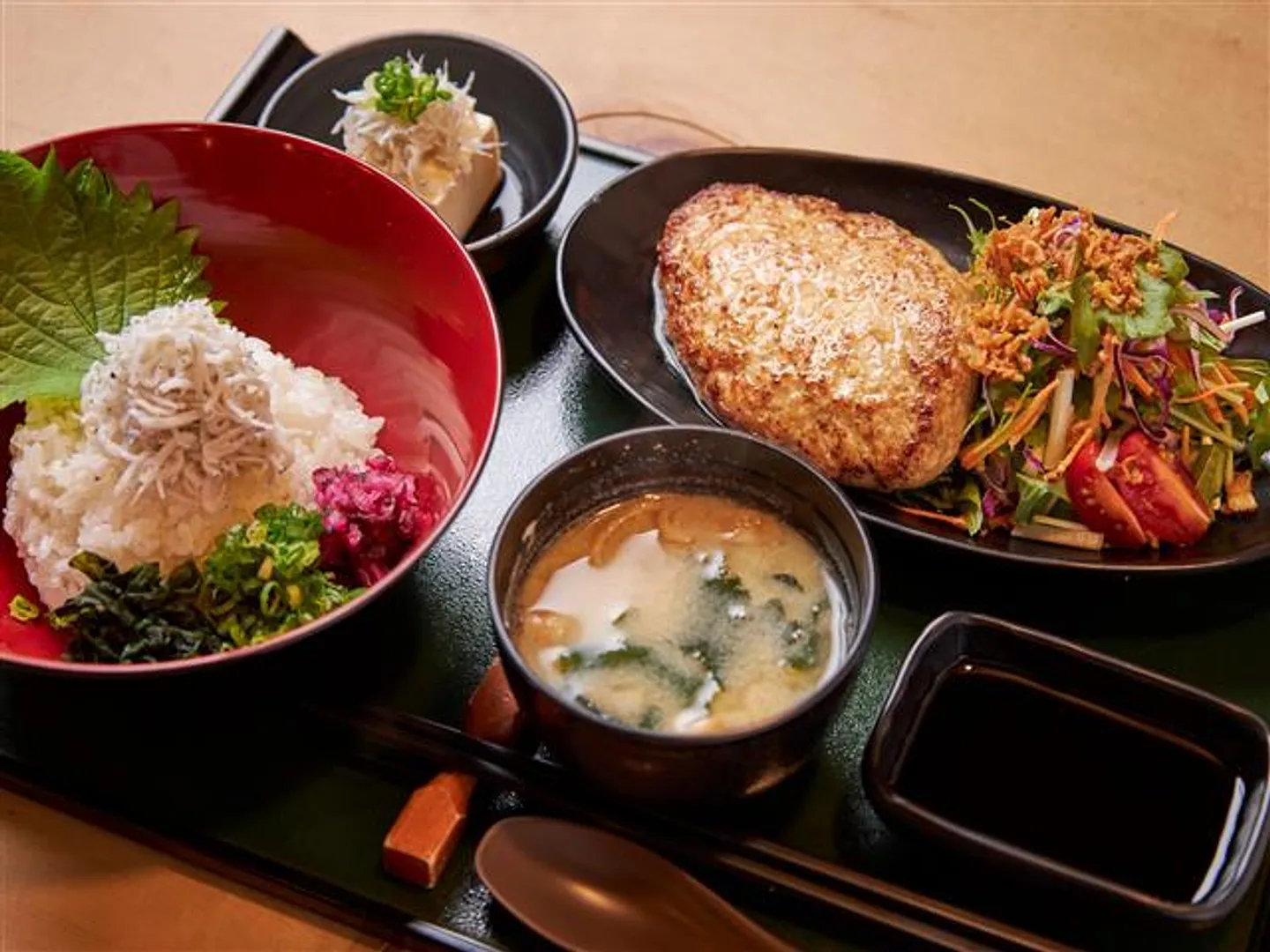 人気の「鎌倉バーグ御膳」。セットの白米はプラス料金でミニ釜揚げしらす丼にできる