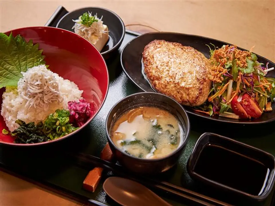 人気の「鎌倉バーグ御膳」。セットの白米はプラス料金でミニ釜揚げしらす丼にできる