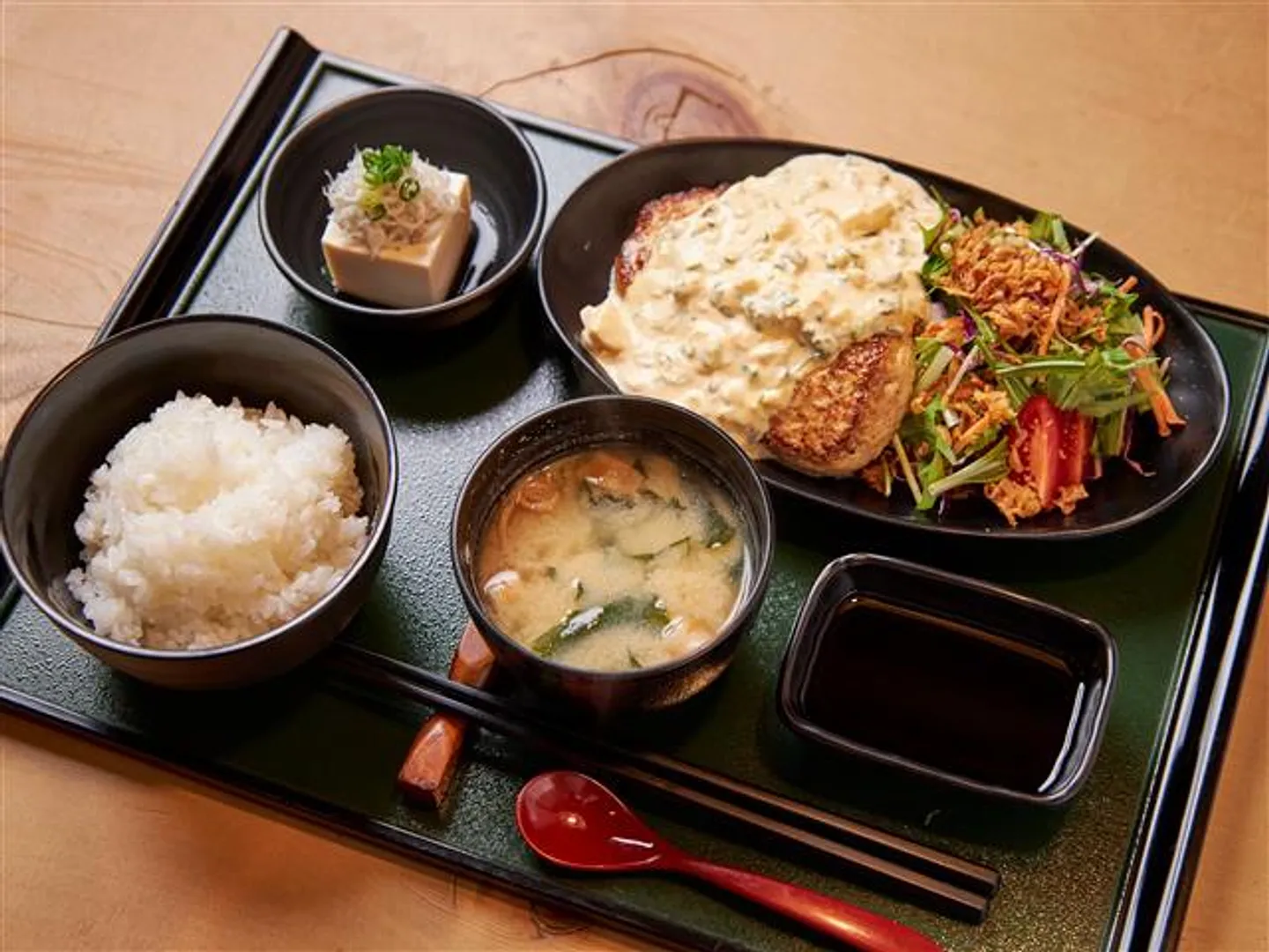 自家製タルタルソースが絶品の「鎌倉バーグ御膳 和風タルタル」