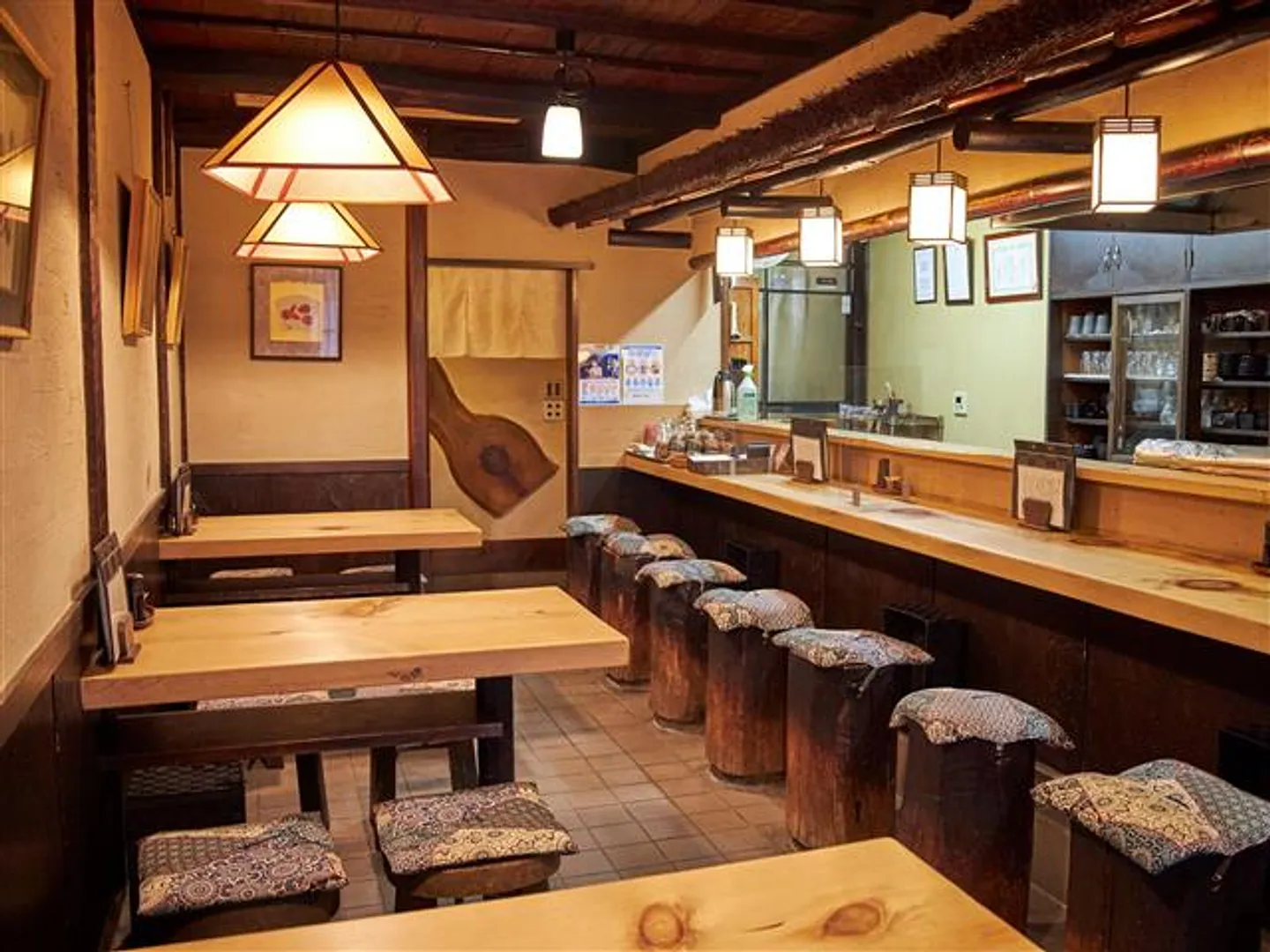 暖簾をくぐるとゆったりとした和空間が広がる