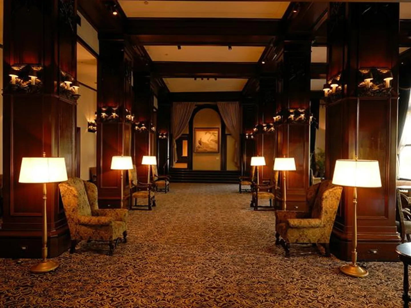 開業より変わらぬ佇まいの本館ロビー