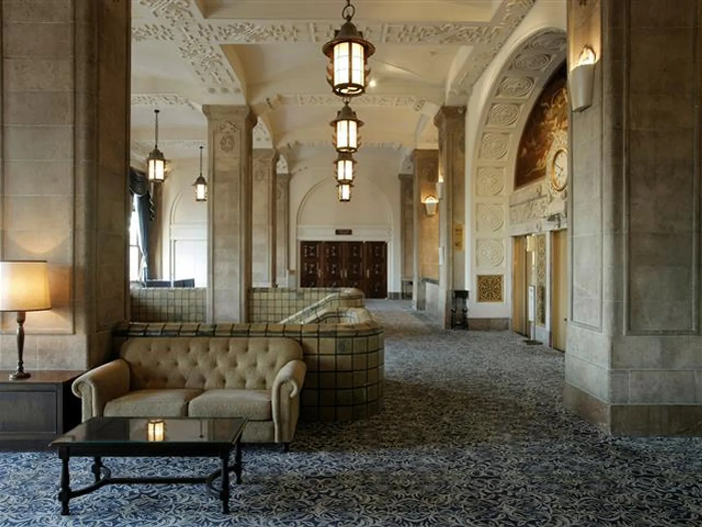 開業より変わらぬ佇まいの本館ロビー