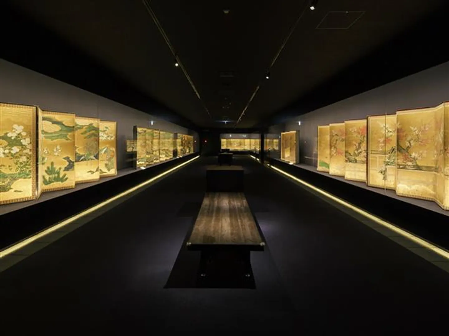金屏風のみを常時展示する3階第1展示室