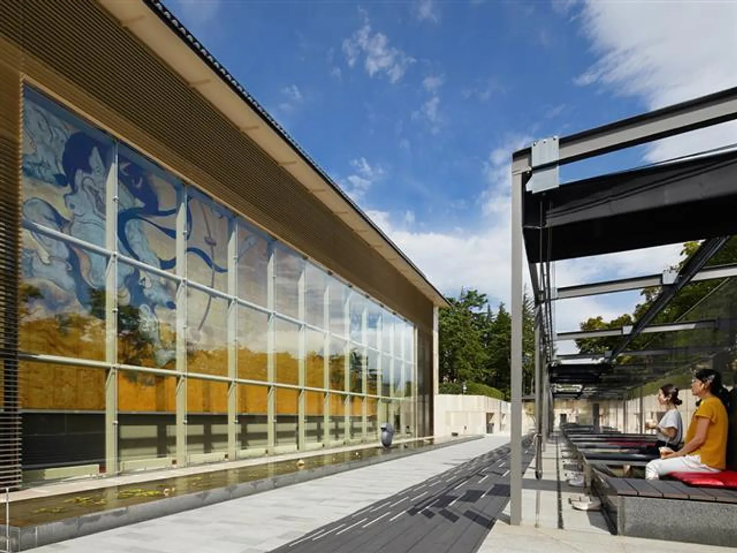 風神・雷神の大壁画「風・刻(かぜ・とき)」を眺められる足湯カフェ