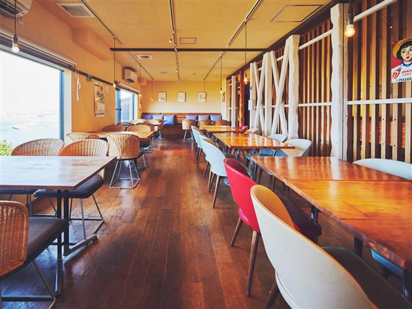 味わいのある店内からも相模湾を見渡せる