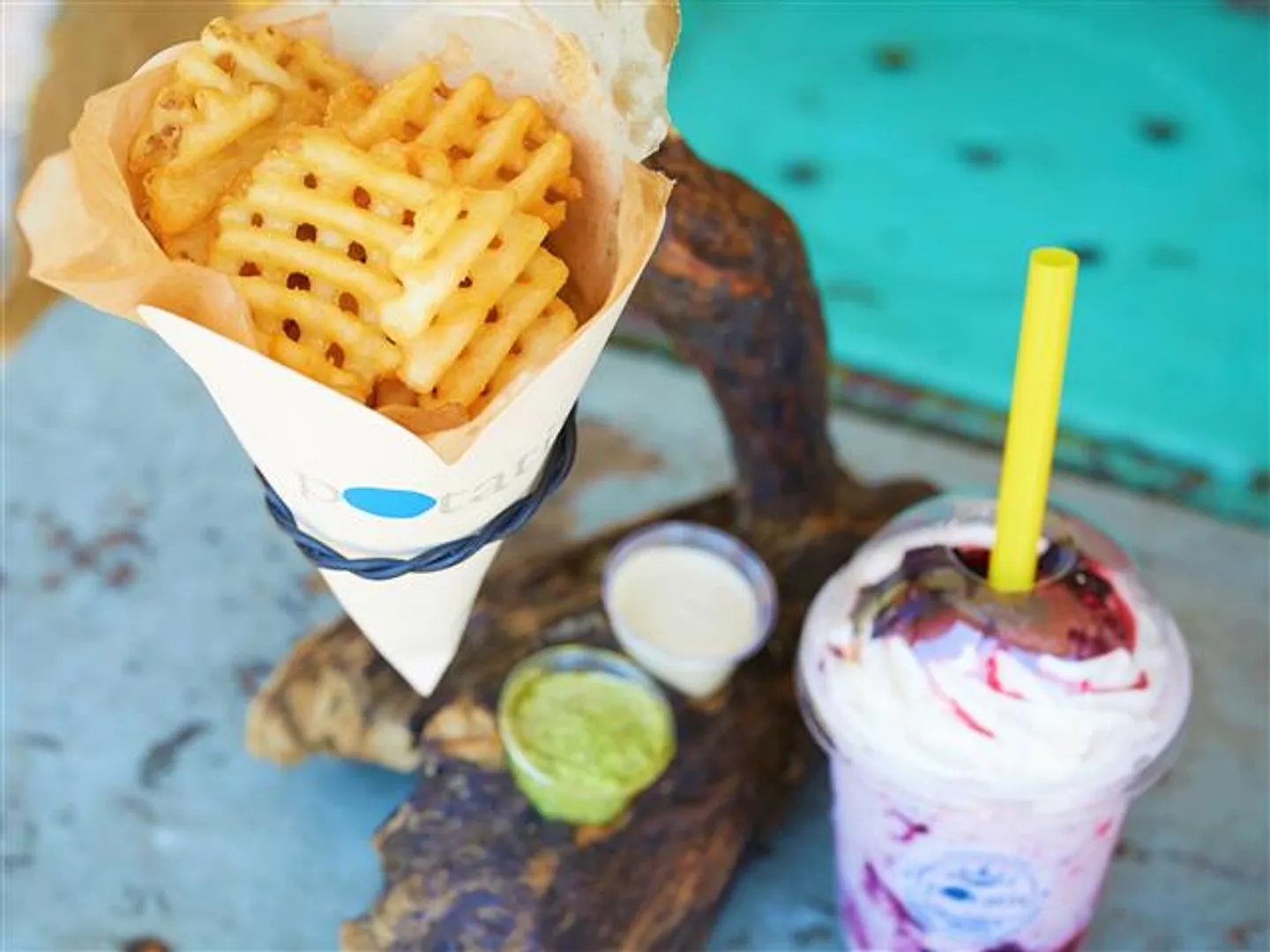 フライドポテト「ラティスカット」とバニラシェイク「ラズベリーブルーベリー」※サイズにより金額は異なる