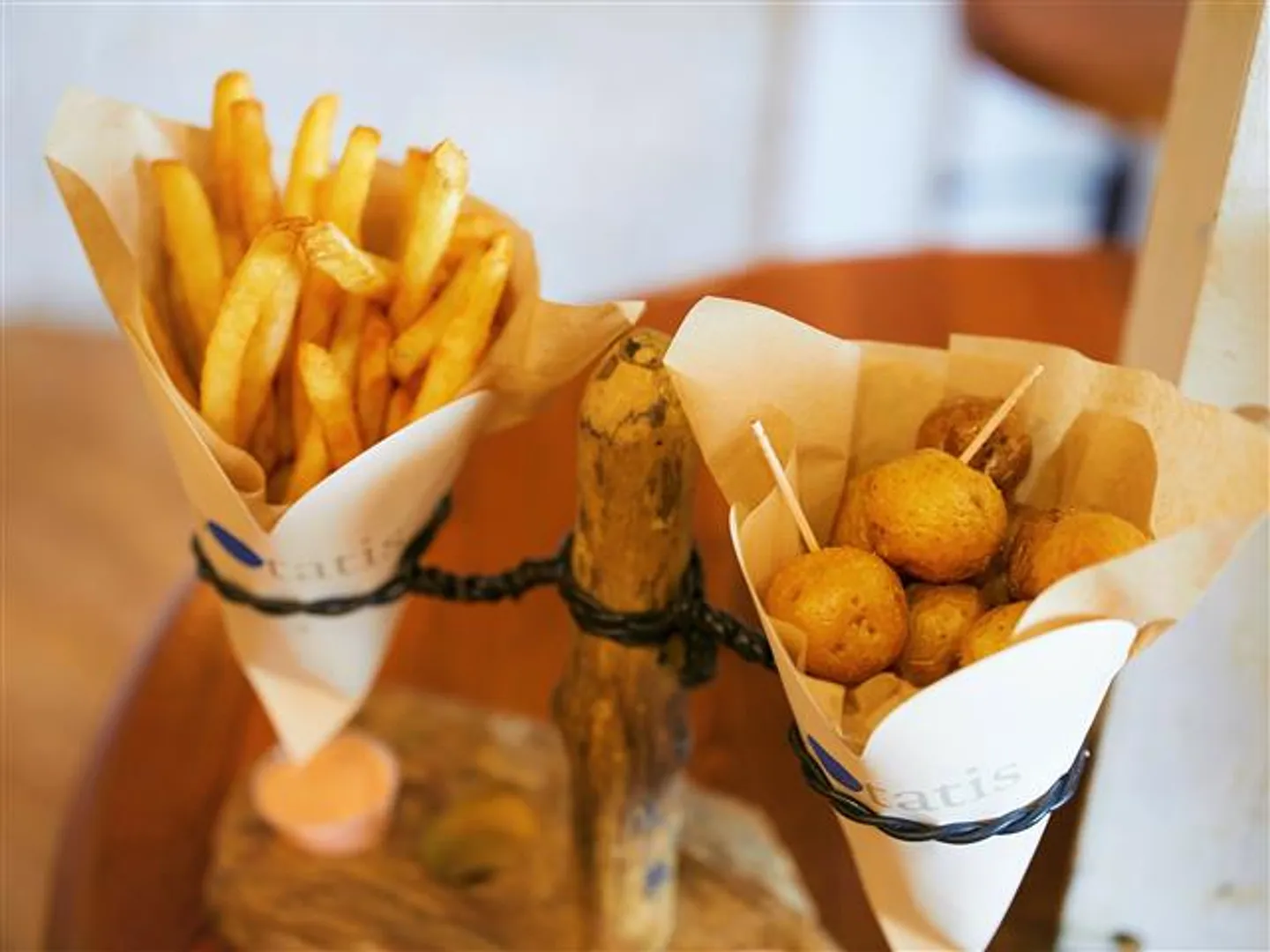 フライドポテト「ミニ」(右)と 「スティック」(左)※サイズにより金額は異なる