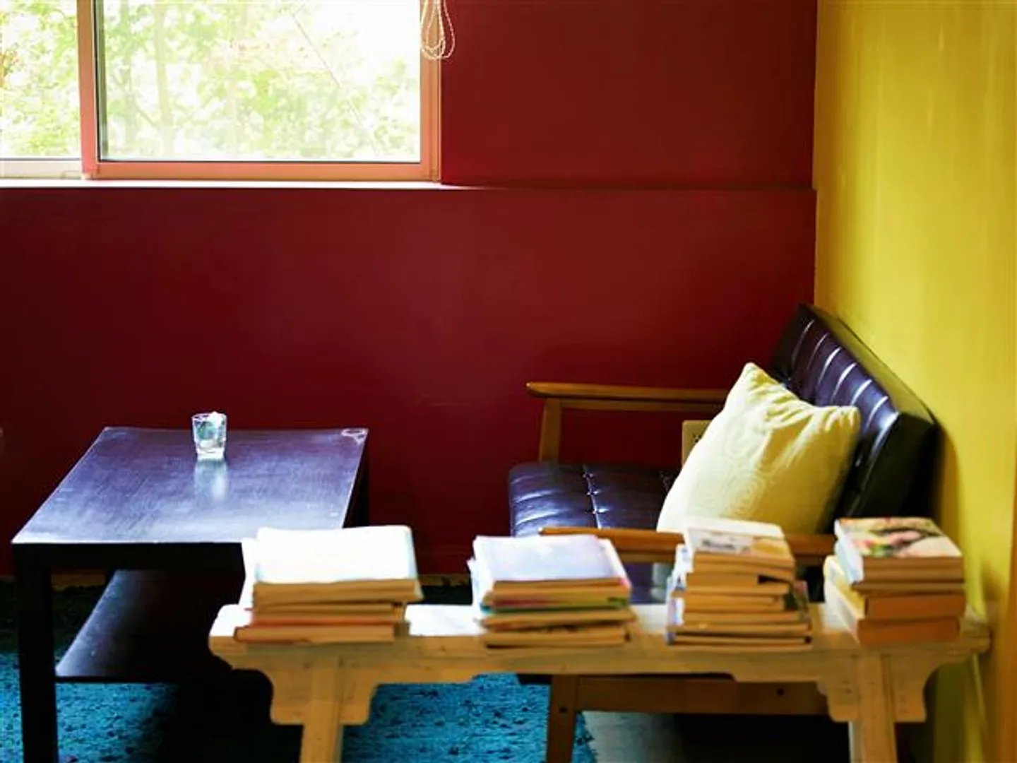 店内にはソファー席のほかカウンター席もある