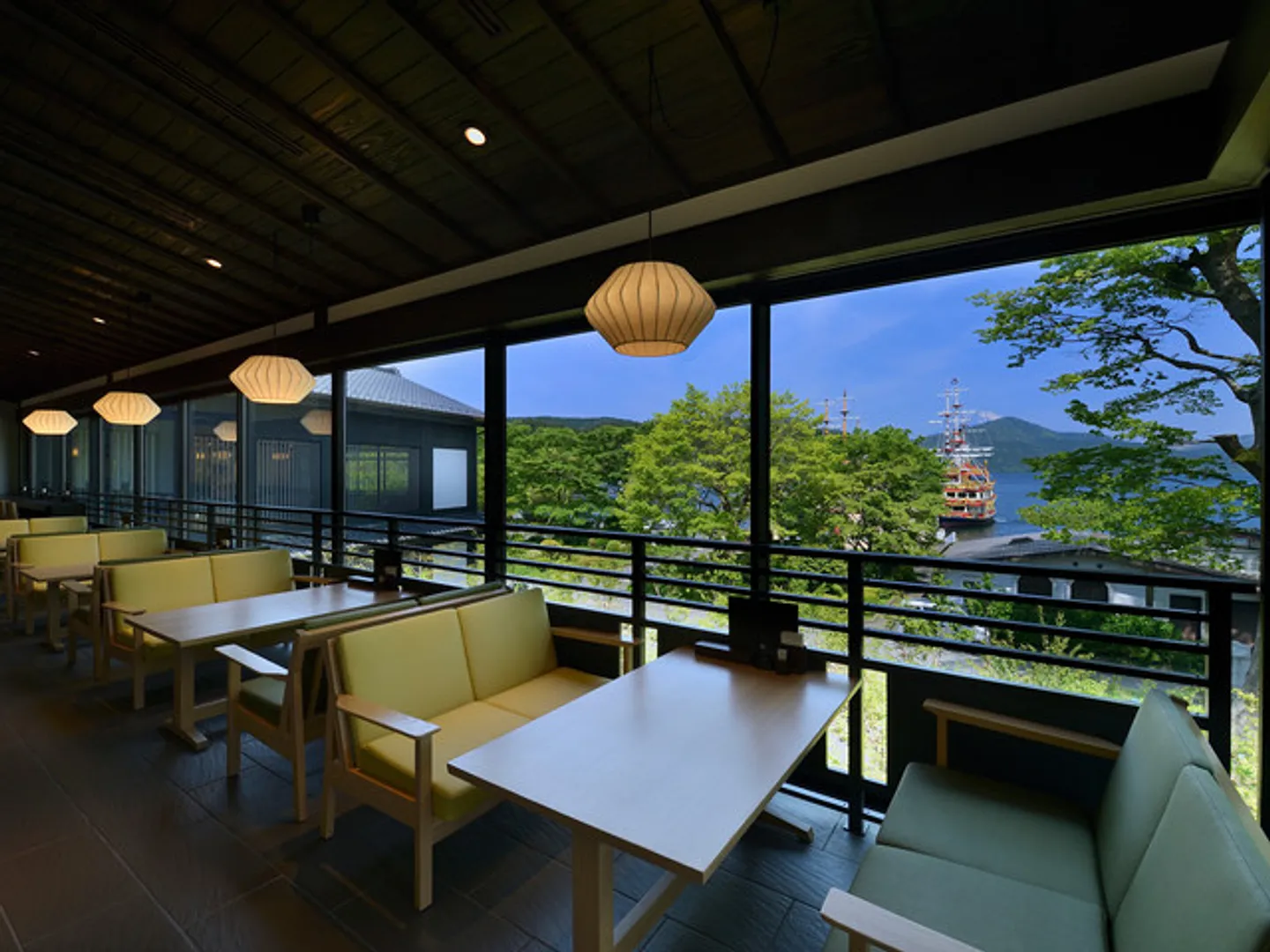 芦ノ湖と富士山を眺めながら過ごせる