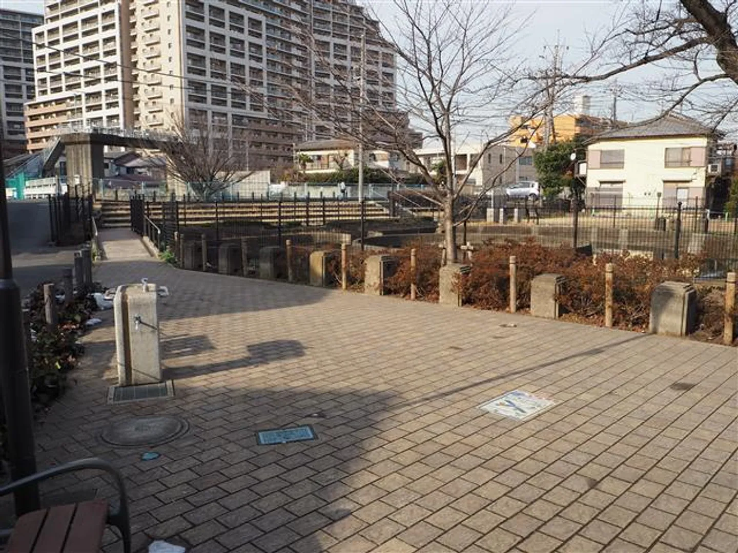 まわりはベンチなどもある広場