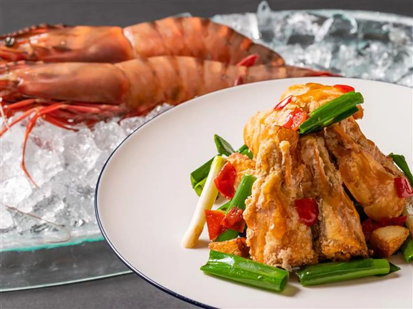 「海老の皇帝」と呼ばれる天然のシータイガー。食欲そそる香りと豪快かつ繊細な広東料理の真髄を楽しむ一品