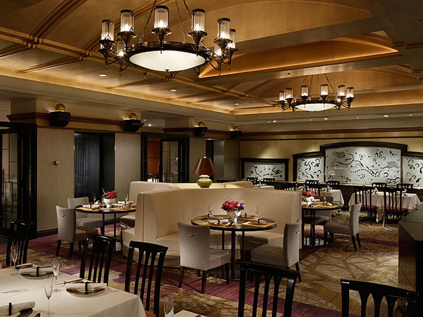 客席。空間を仕切って50名の個室としての利用もできる