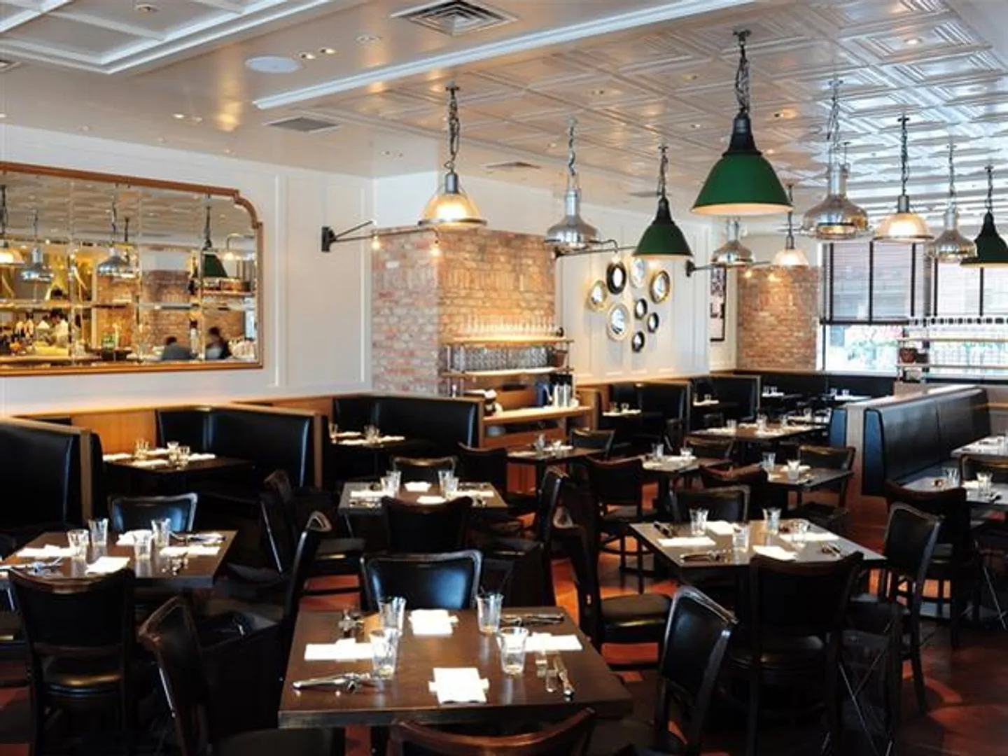 開放的な店内。窓側席はオーシャンビューでテラス席も併設されている