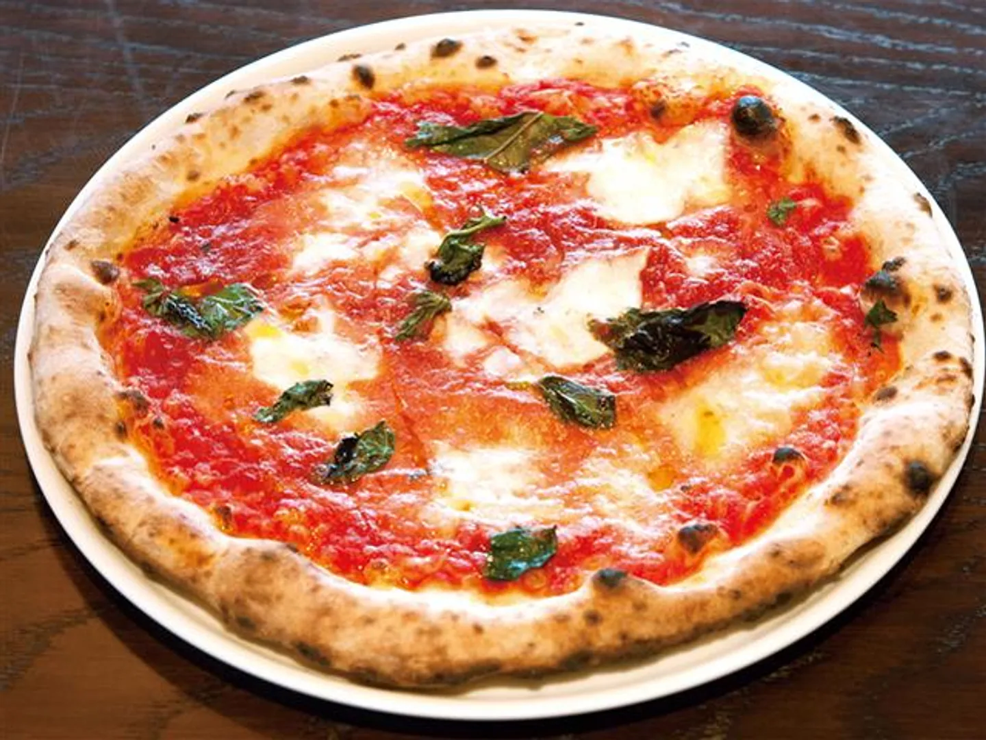 店内のピザ窯で焼き上げるマルゲリータ