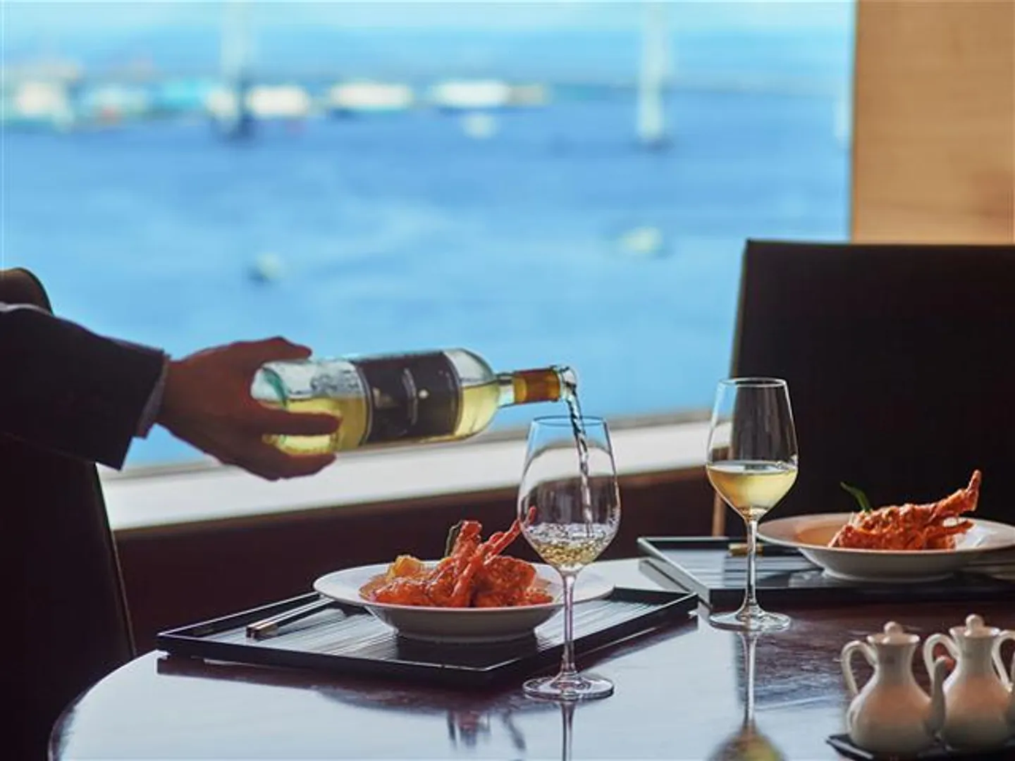 横浜港を一望する店内