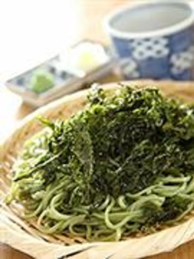 わかめを練り込んだ麺に岩のりをのせたざる磯麺