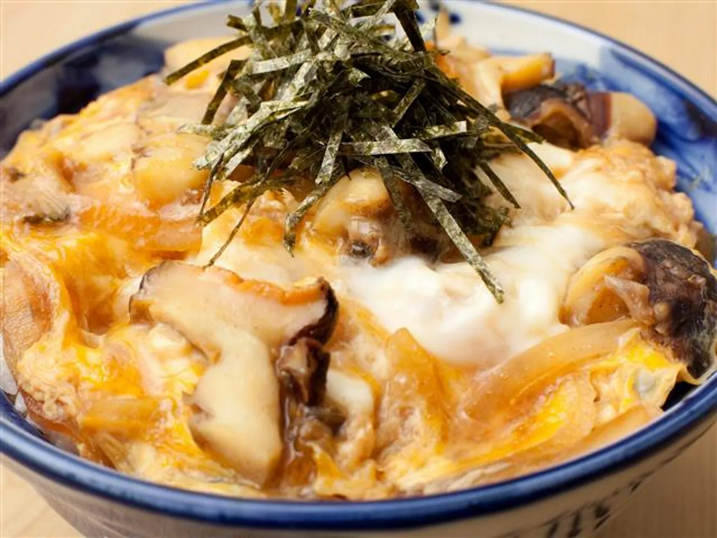 江の島丼 サザエの切り身を卵でとじた丼ぶり