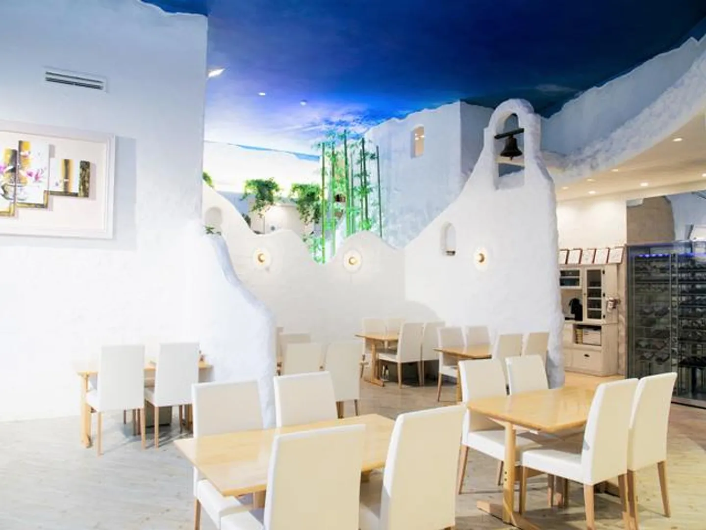 青い空と白壁が美しい、エーゲ海をイメージした店内