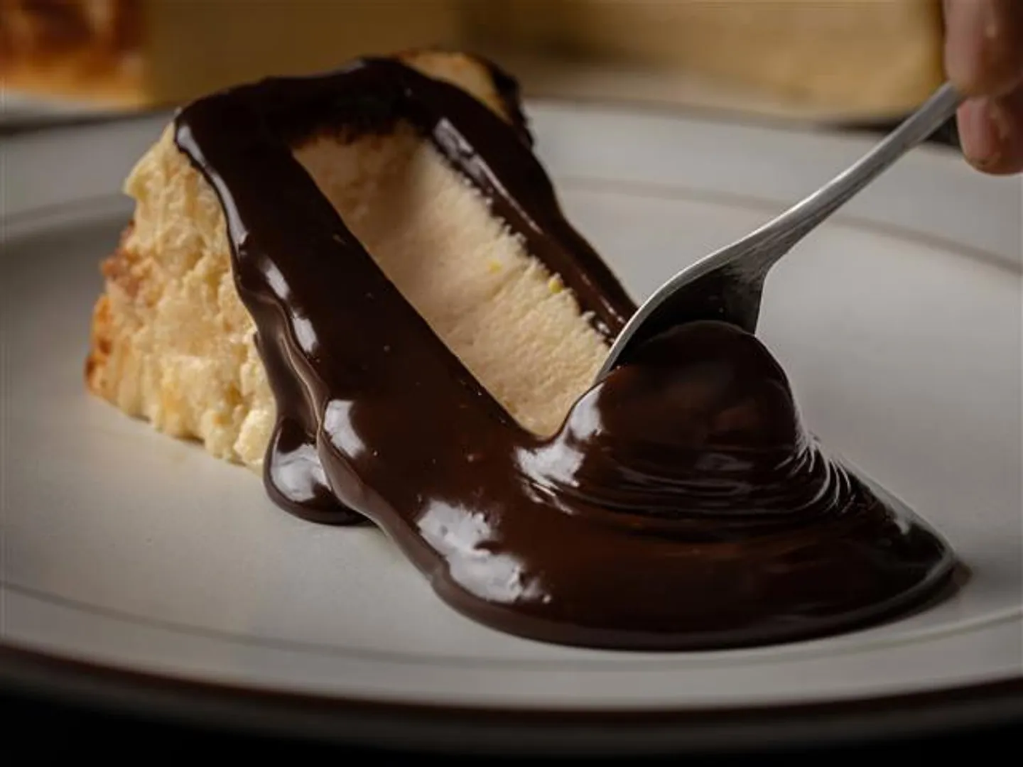 サンセバスチャンチーズケーキ968円、半生くらいトロットロな贅沢なチーズケーキにチョコソースが特別