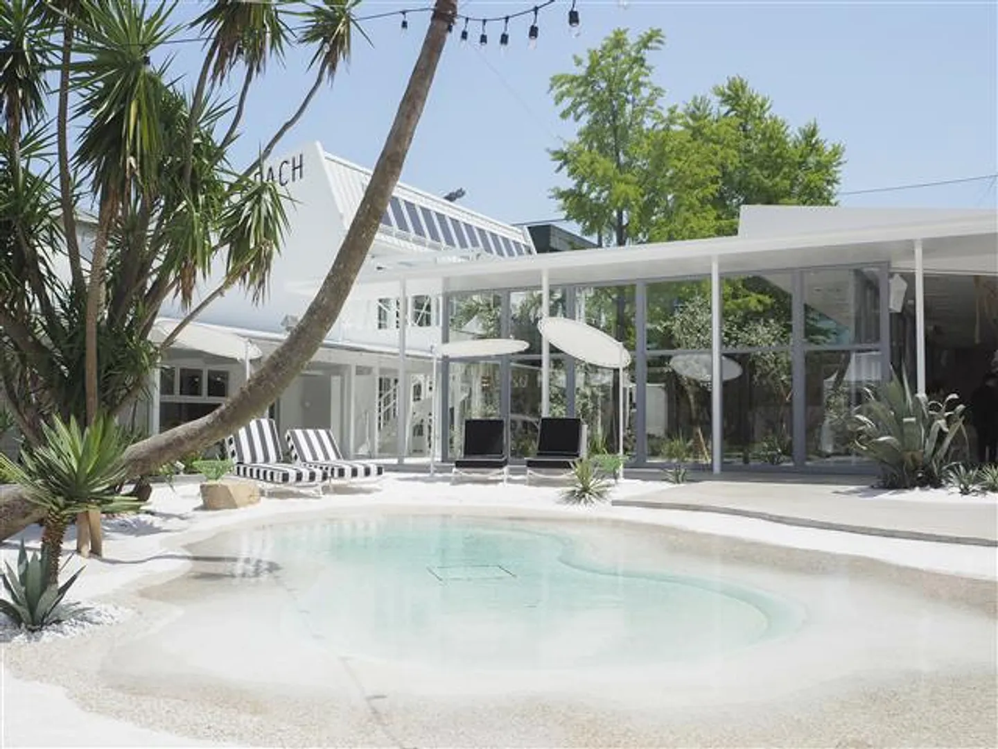 白い砂浜のビーチエリアやガーデン、テラスがある