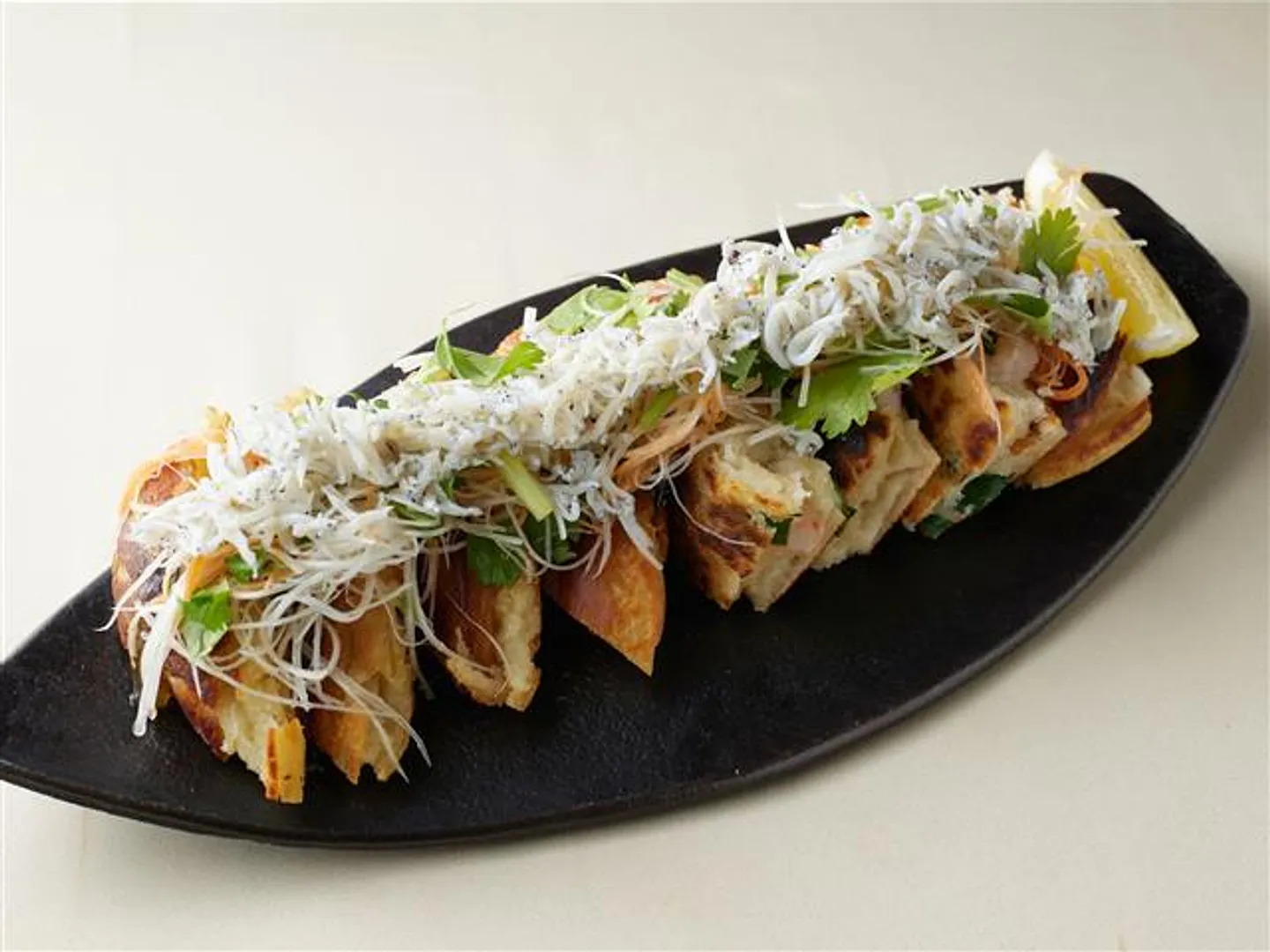 湘南海鮮チヂミ(海鮮の具材としらすを使った厚みのあるチヂミ)