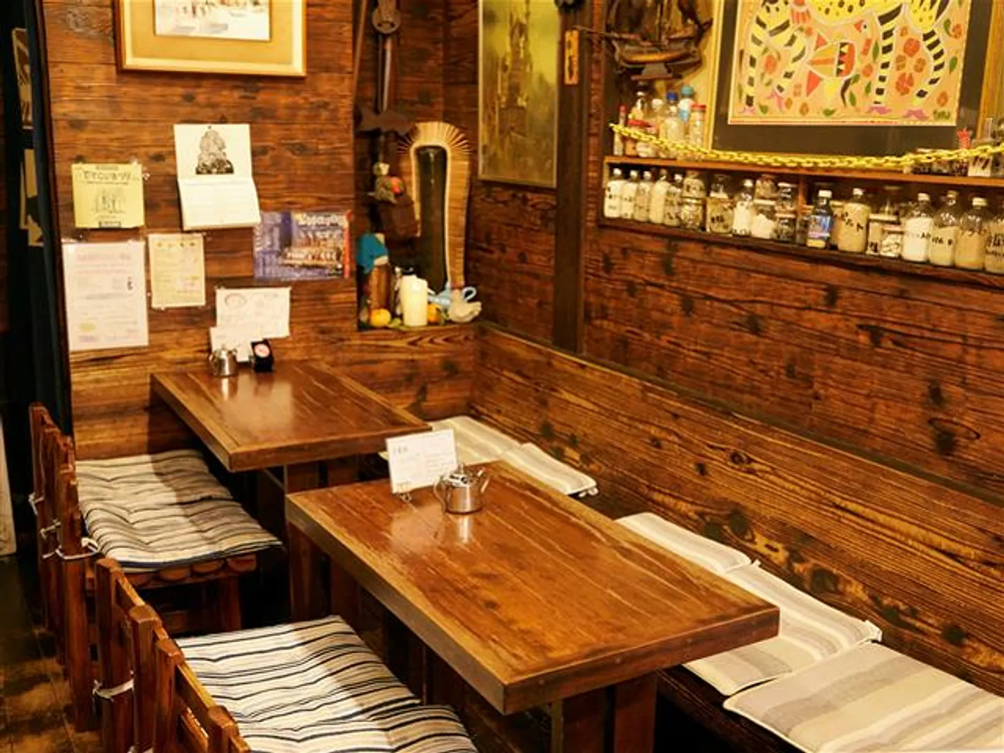 居心地のいい山小屋風の店内