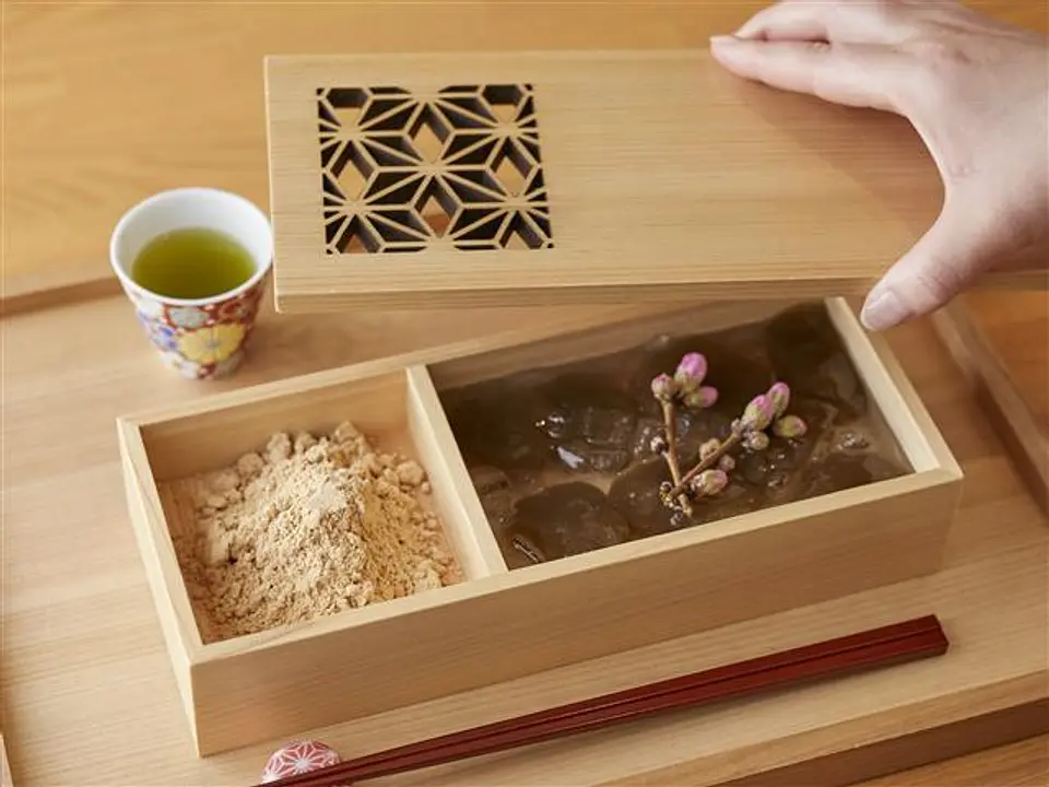 湘南きな粉をつけて食べる「特製本わらび餅」