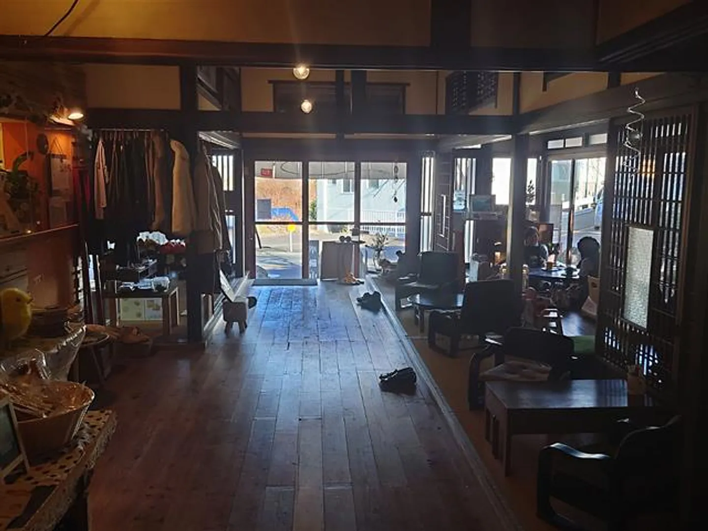 イートインのほか無人販売スペースもある