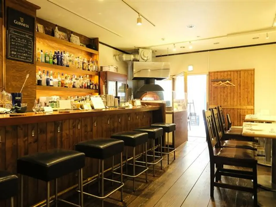 身近にパフォーマンスを楽しめるカウンター席からデートや団体に様々な用途で使えるテーブル席