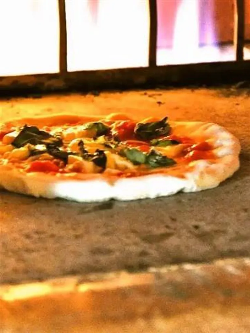 自慢の窯焼きPIZZAは入口にある石窯でシェフが焼き上げる