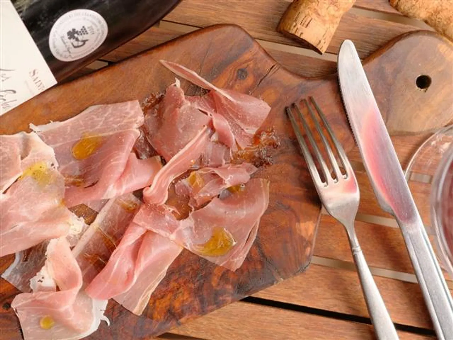 気軽に注文できる小皿メニューを豊富に取り揃えている