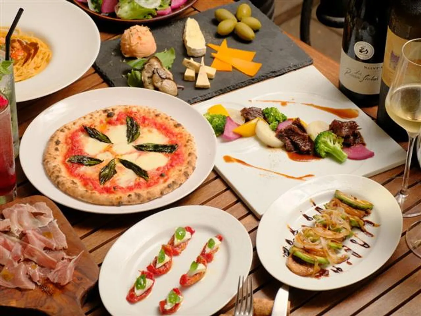 本格窯焼きPIZZAをはじめ様々な一品料理を楽しめる。種類豊富な飲み放題付きパーティーコースも予約可