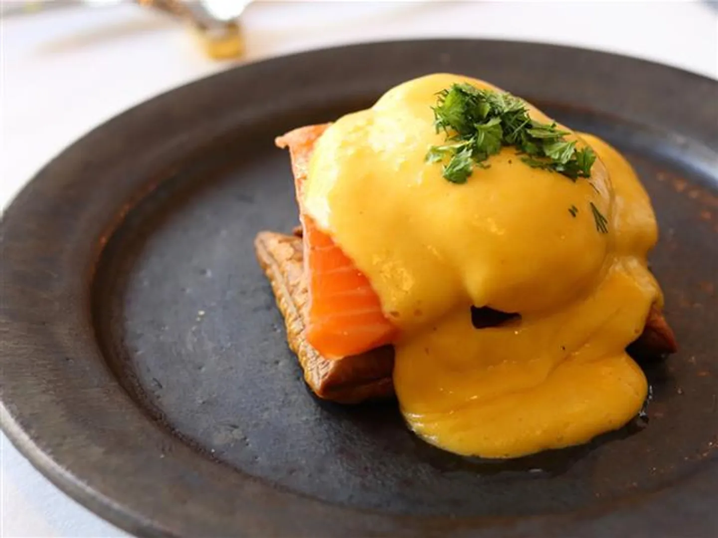 アルティザン名物45度で1時間加熱したサーモン「NYの朝食」