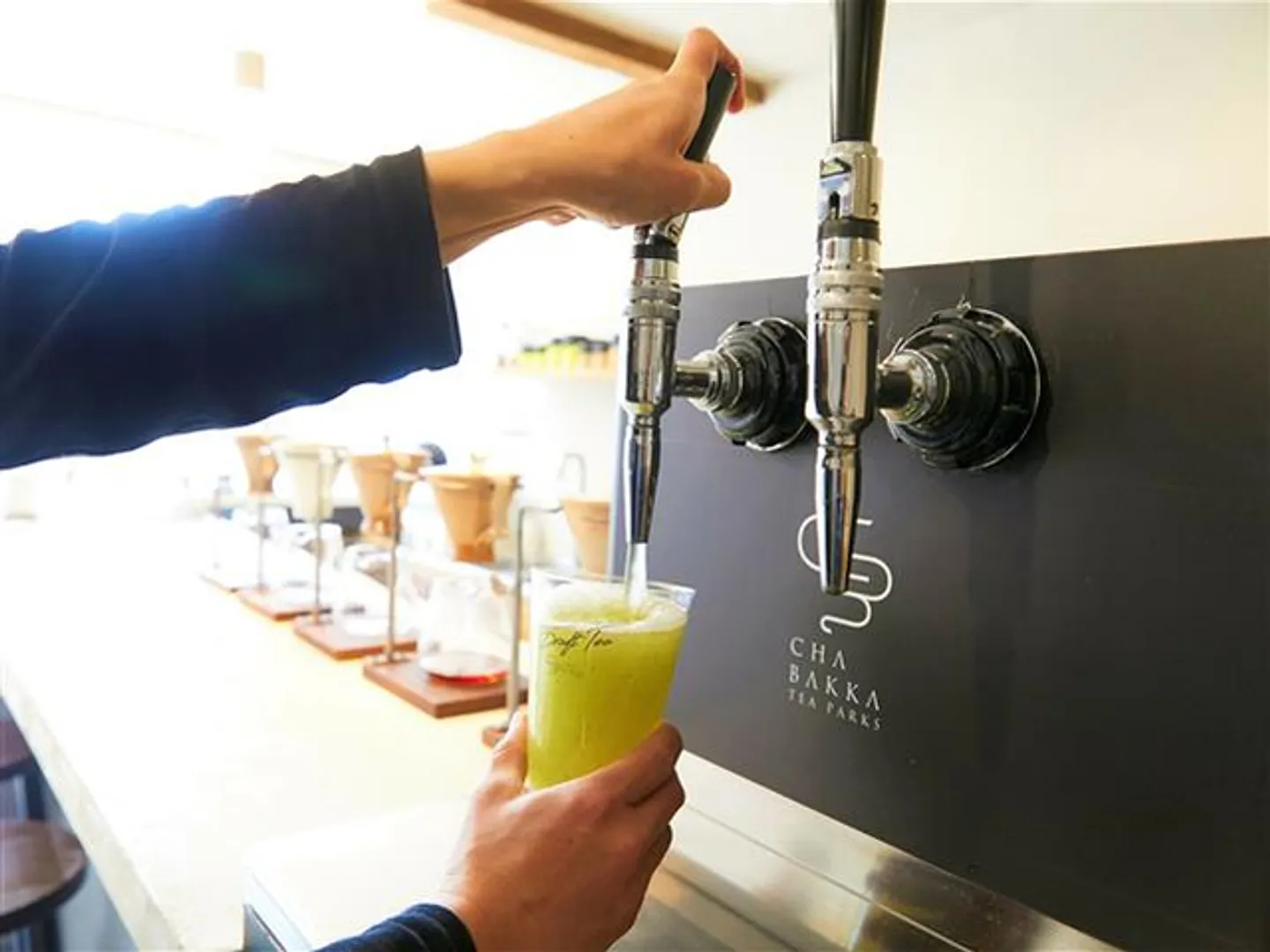 日本茶業界初の「ドラフトティー あさつゆ」