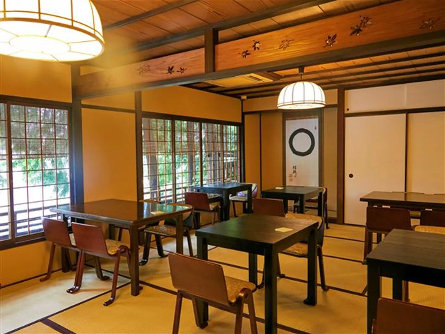 築100年の古民家を改装した畳敷きのカフェスペース
