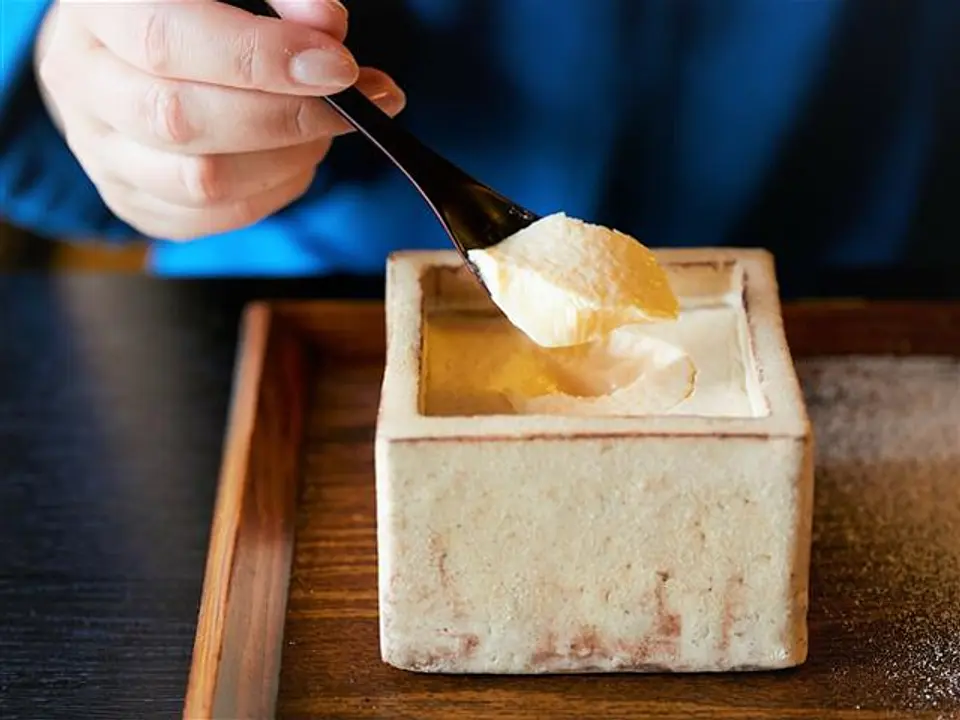 自家養蜂場で採蜜した「鎌倉はちみつ」を使った「鎌倉はちみつプリン」