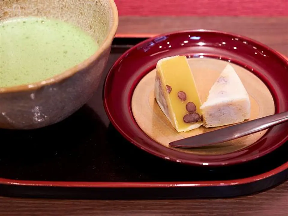 イートイン限定の「選べるきんつばとお抹茶セット」