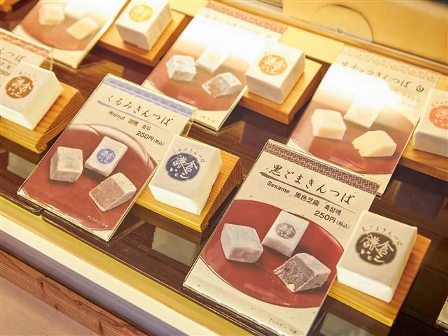 ショーケースにずらりと並ぶきんつば。一番人気は「かぼちゃきんつば」