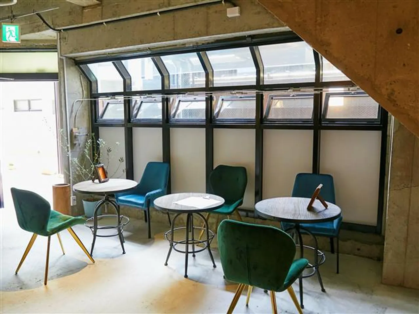 店内にはカウンター席やソファー席もある