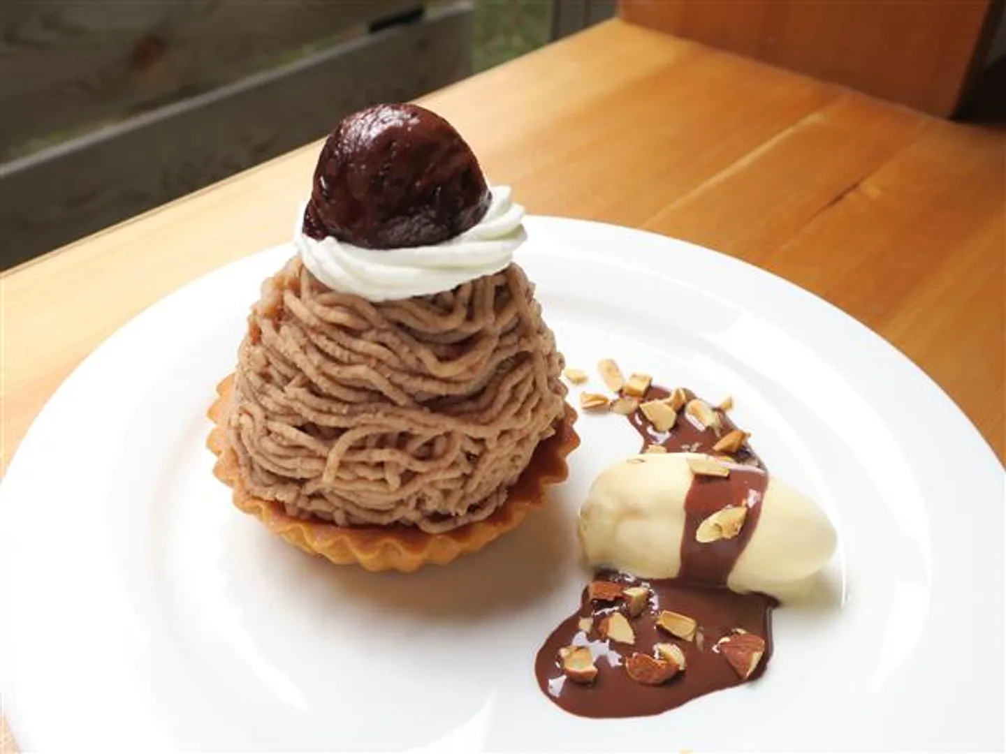 生栗を煮るところから作り上げる「和栗のモンブラン」