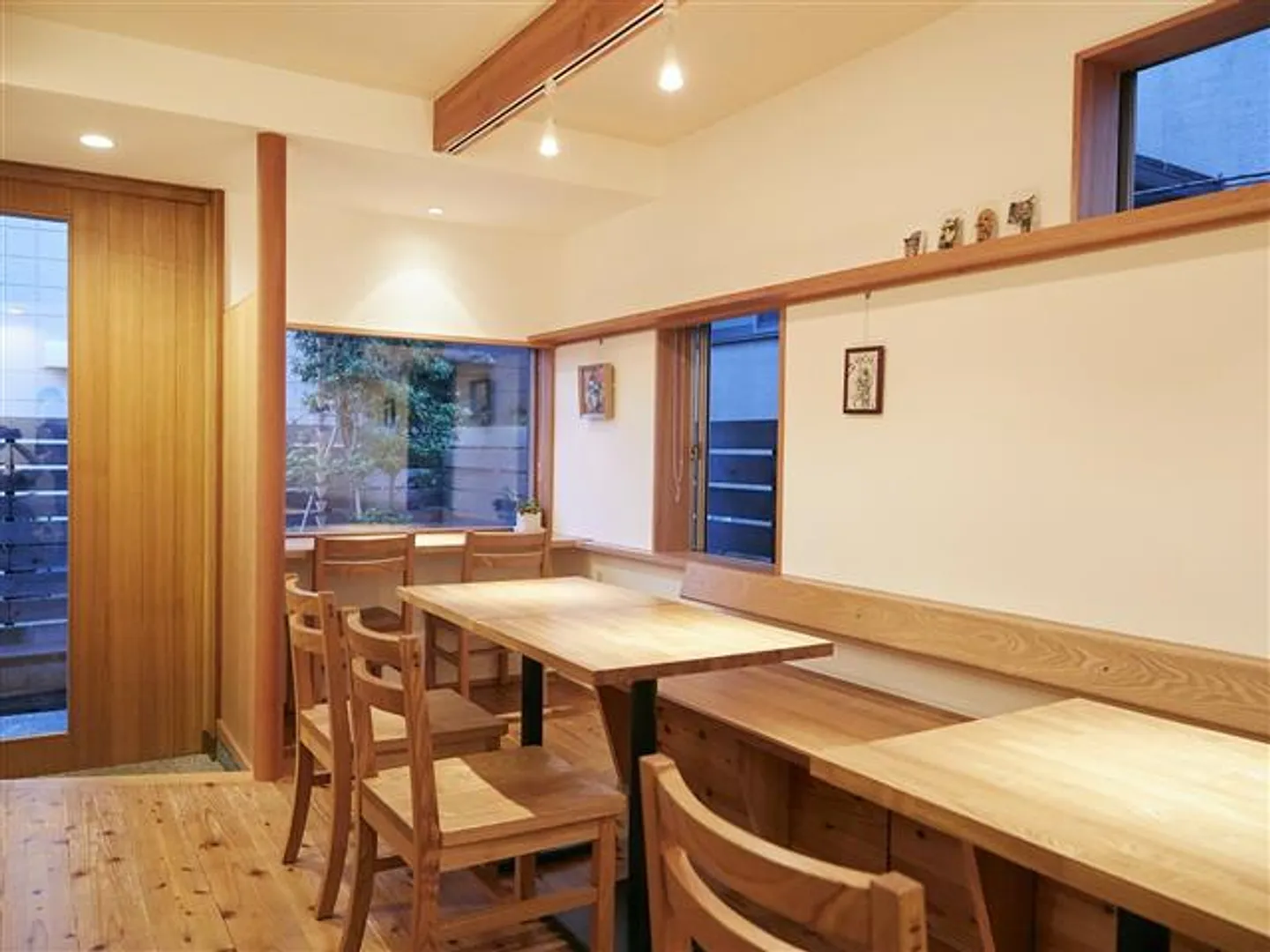 玄関で靴を脱いでから入店するスタイル