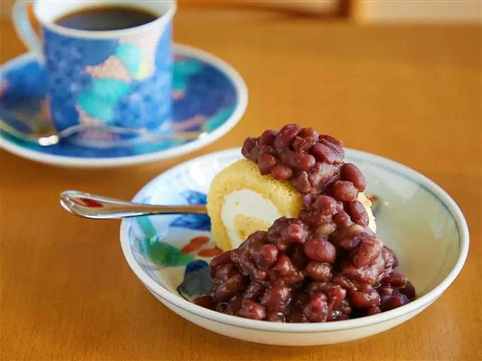 ヲガタ自慢の自家製あずきがたっぷりのった「ロールケーキ 十勝あずき」
