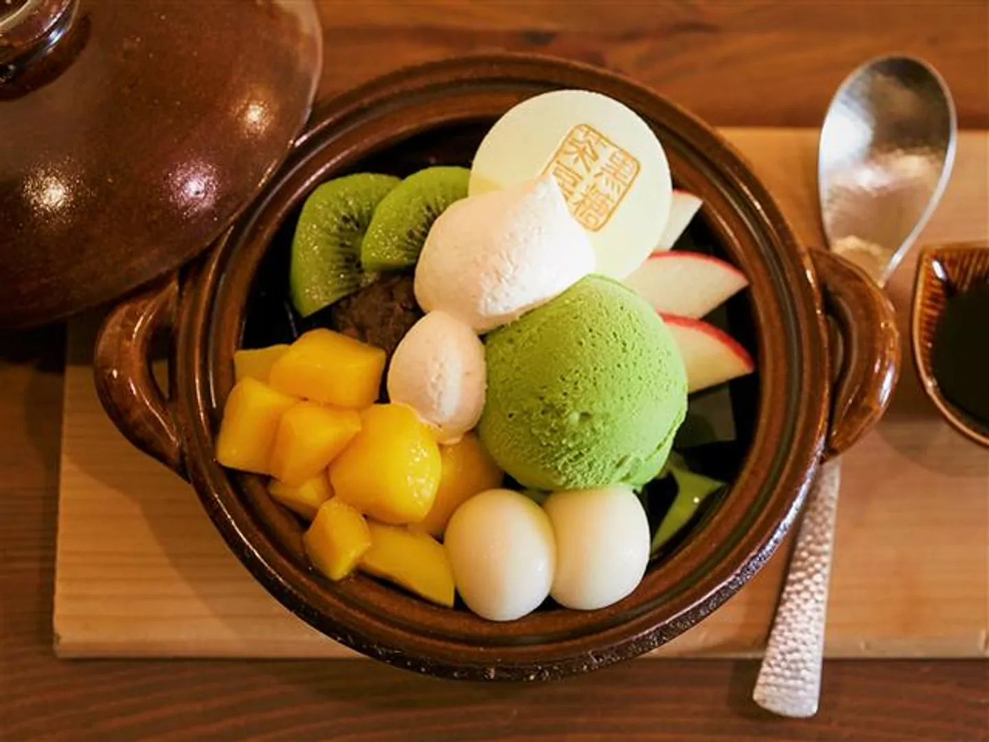 大きな土鍋に入った「黒糖茶房鍋パフェ」