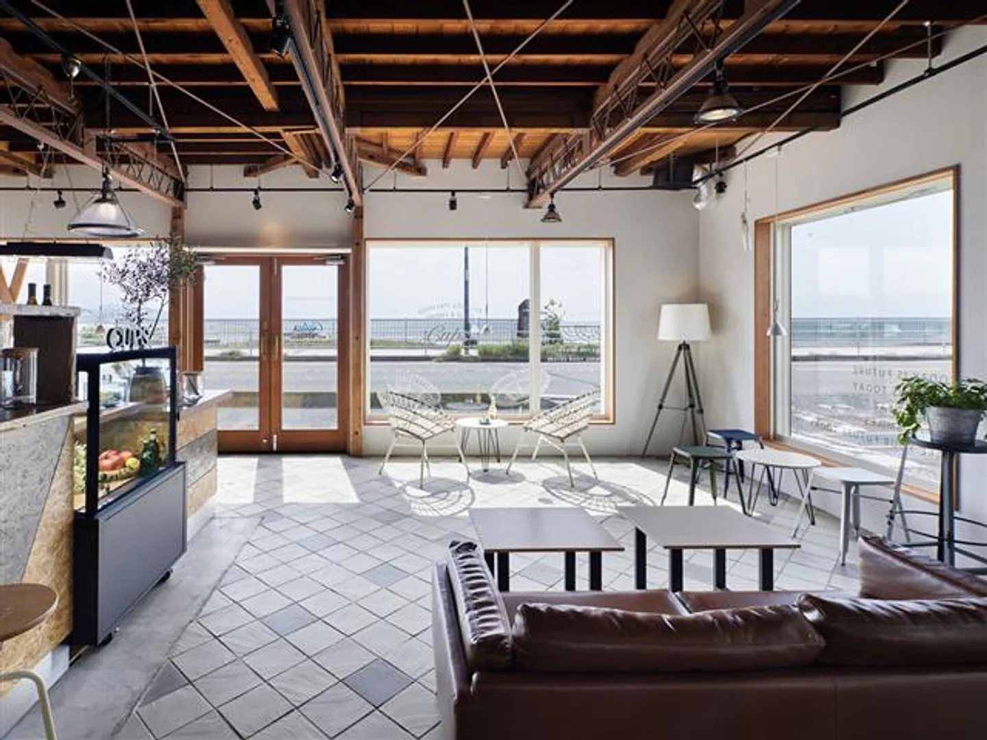 目の前には由比ヶ浜海岸が広がる