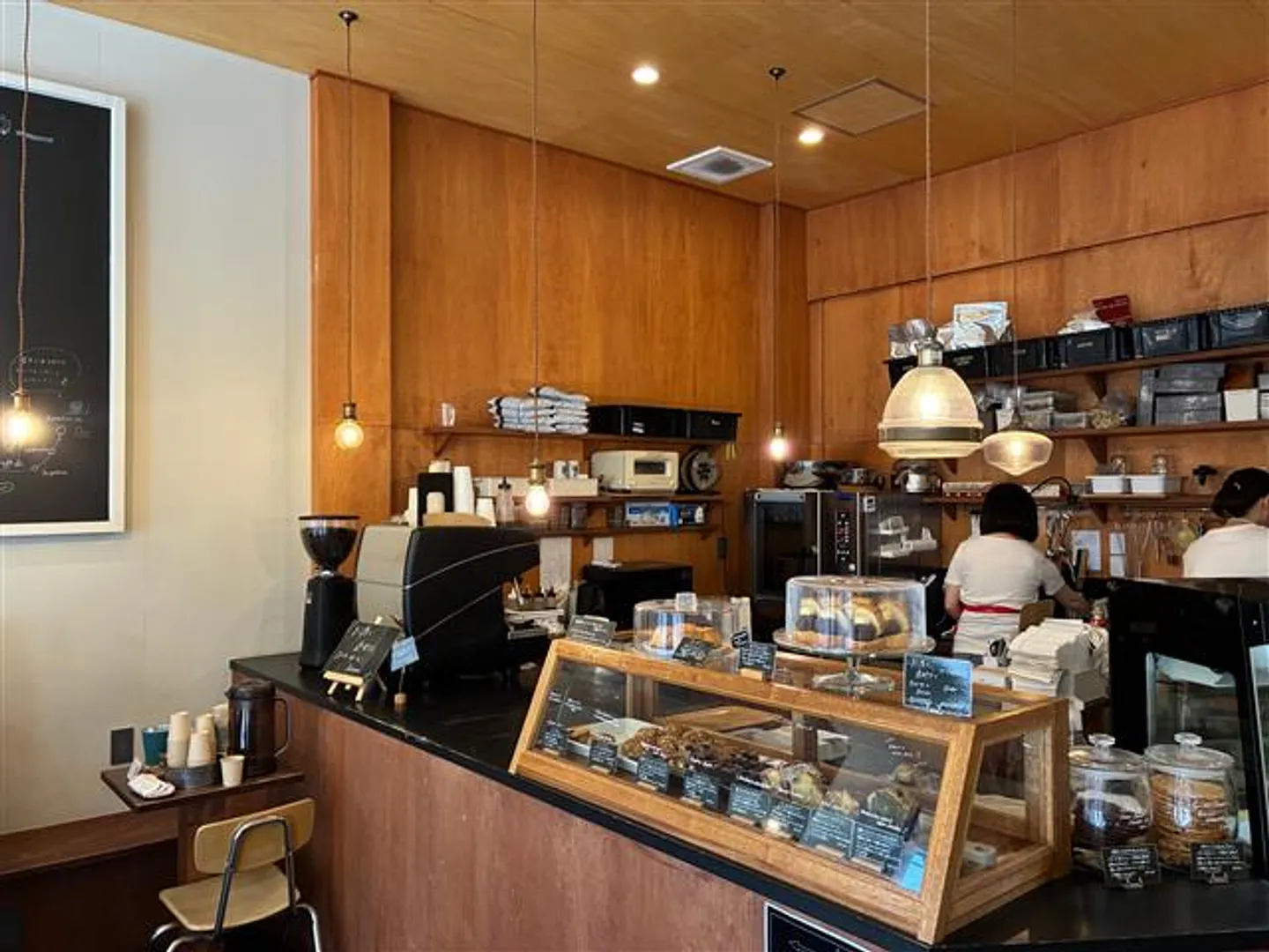 ウッドテイストの落ち着く店内