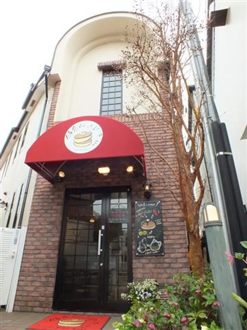 アーチ屋根と赤レンガのオシャレな外観