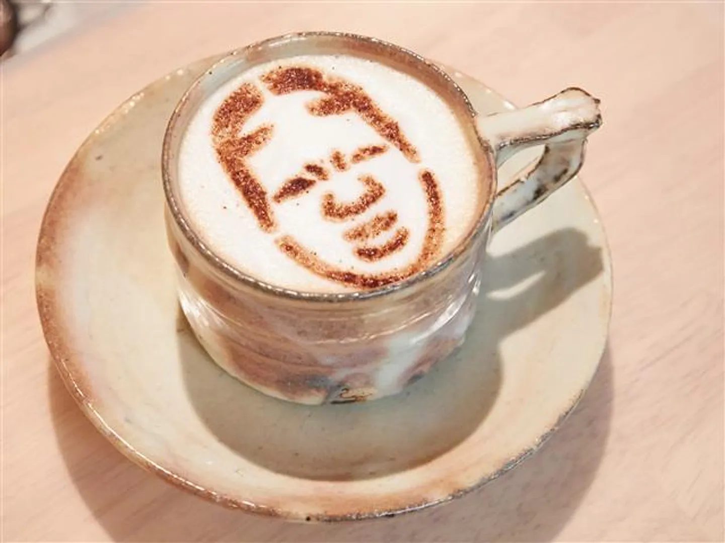 「能面ラテ」は小菓子付きまたは季節の和菓子付きで楽しめる