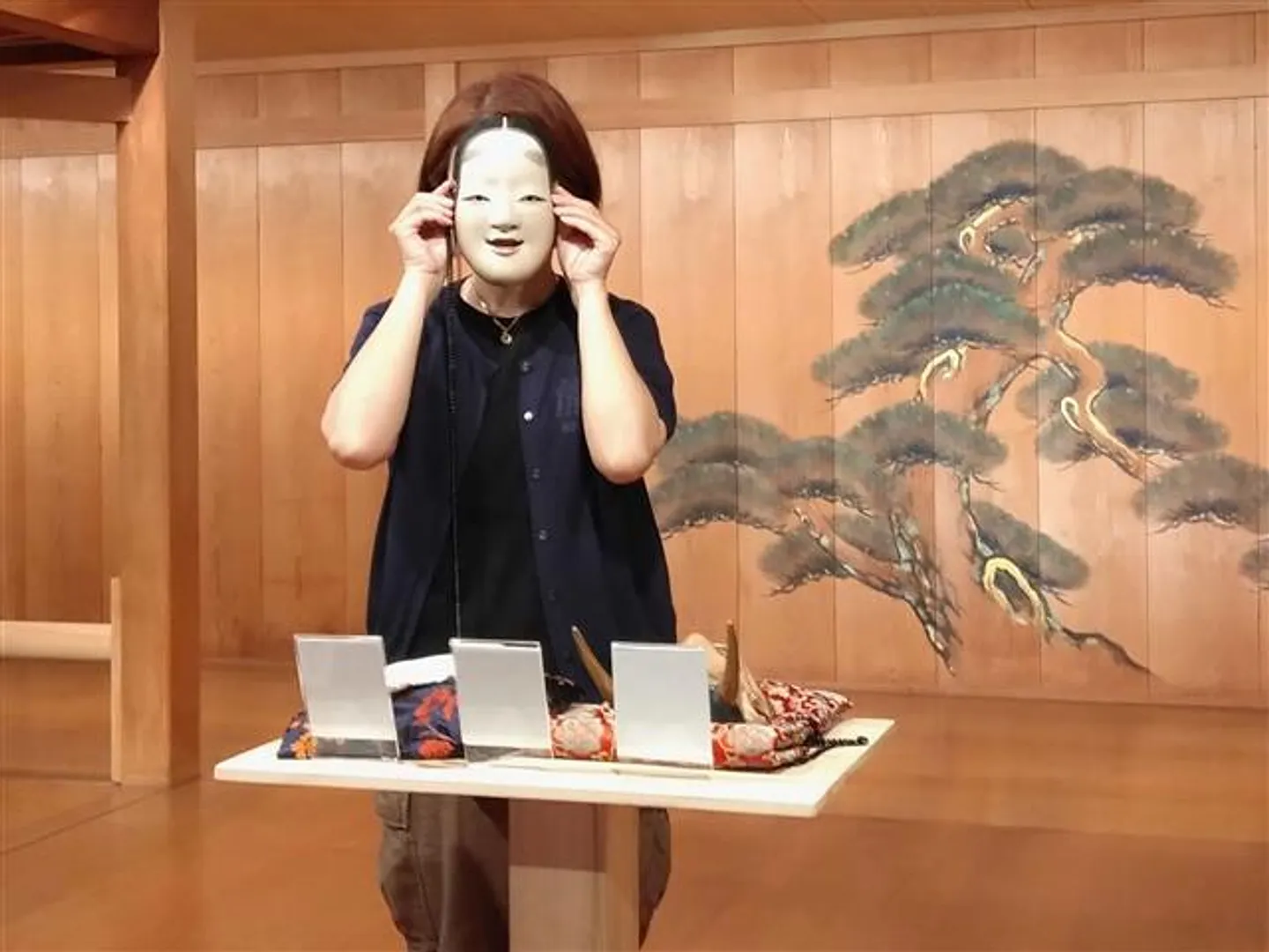 カフェ利用で「能面体験」や常設展示の見学もできる