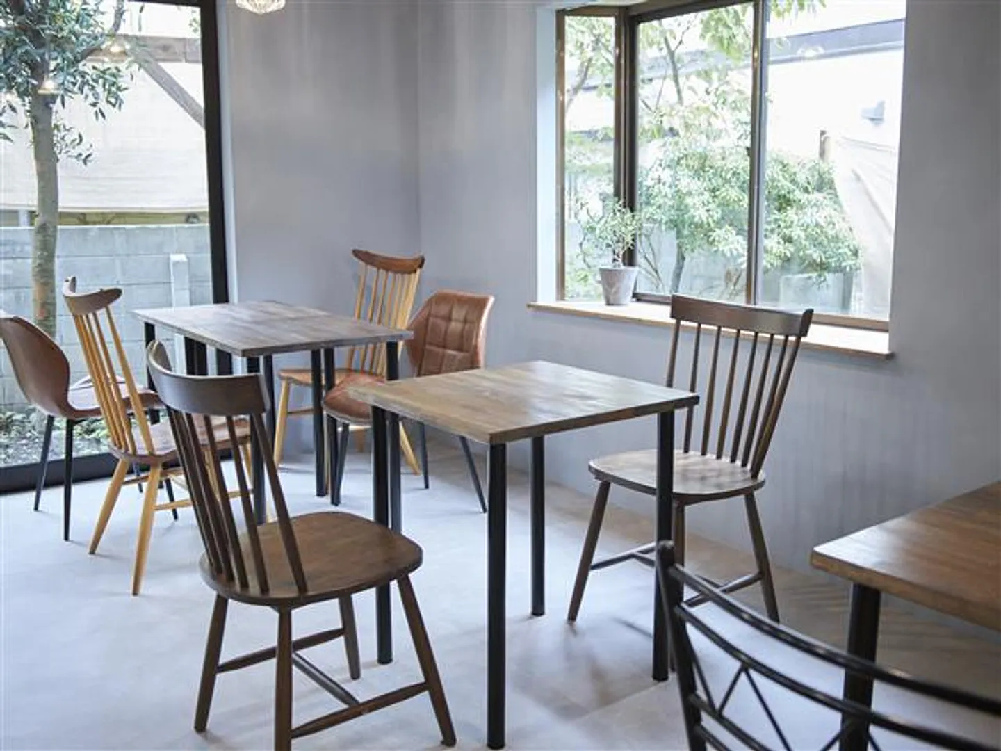 ブルーグレーの壁色がポイントのオシャレ空間